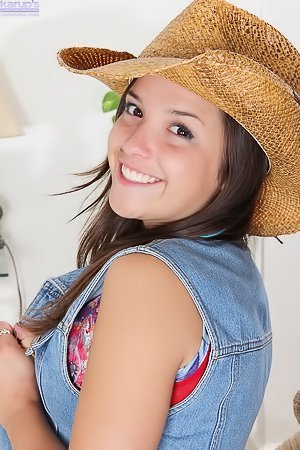 Stetson-wearing cowgirl-ish teen beauty undressing on camera
